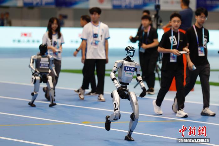 全球人形机器人竞技盛会 北京上演科技与力量对