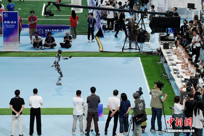 全球人形机器人竞技盛会 北京上演科技与力量对