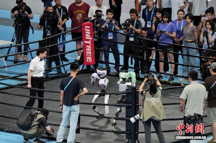 全球人形机器人竞技盛会 北京上演科技与力量对