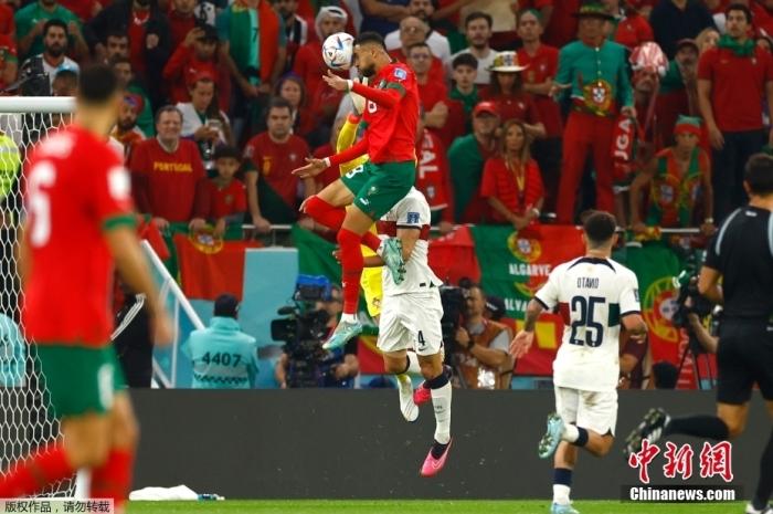 当地时间12月10日，卡塔尔世界杯1/4决赛第三场比赛在阿图玛玛球场举行，本届世界杯黑马摩洛哥队1:0击败葡萄牙队，闯入世界杯四强。本场比赛，也是C罗在本届世界杯的最后一场比赛。图为摩洛哥前锋恩内斯里(红)头球攻门。中新社记者 富田 摄