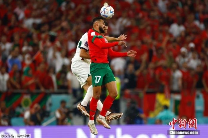 当地时间12月10日，卡塔尔世界杯1/4决赛第三场比赛在阿图玛玛球场举行，本届世界杯黑马摩洛哥队1:0击败葡萄牙队，闯入世界杯四强。本场比赛，也是C罗在本届世界杯的最后一场比赛。图为两队球员在比赛中。中新社记者 富田 摄