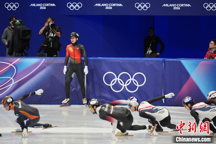 米兰冬奥会短道速滑男子1500米决赛：刘少昂遭碰