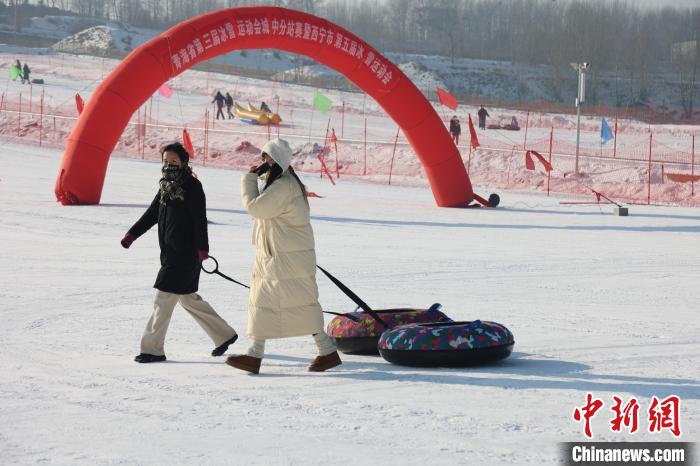 西宁冰雪运动会拉开帷幕 500余名爱好者共赴冰雪