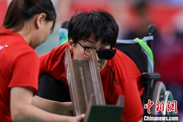 轨道操作员与运动员默契配合 携手摘得硬地滚球