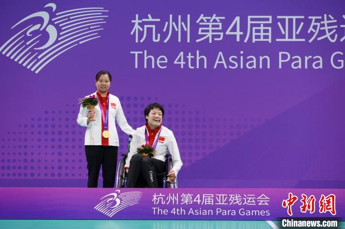 轨道操作员与运动员默契配合 携手摘得硬地滚球