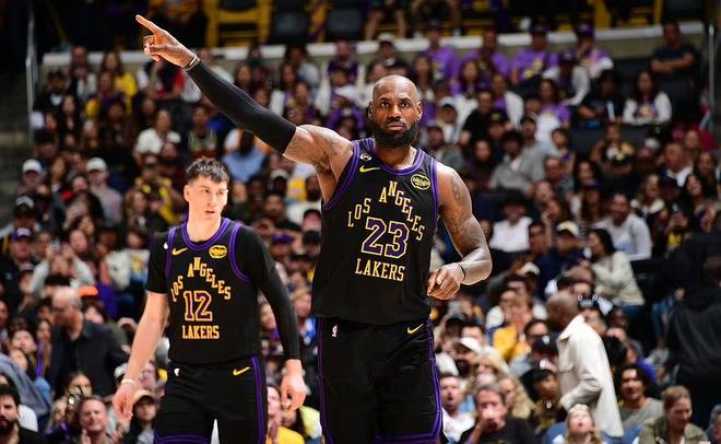 湖人力克太阳锁定西部前四 詹姆斯28+12助球队晋